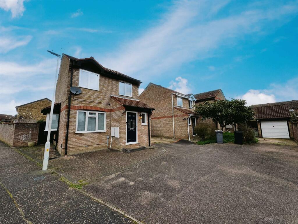 3 bedroom detached house for sale in Golding Thoroughfare, Chelmsford, CM2