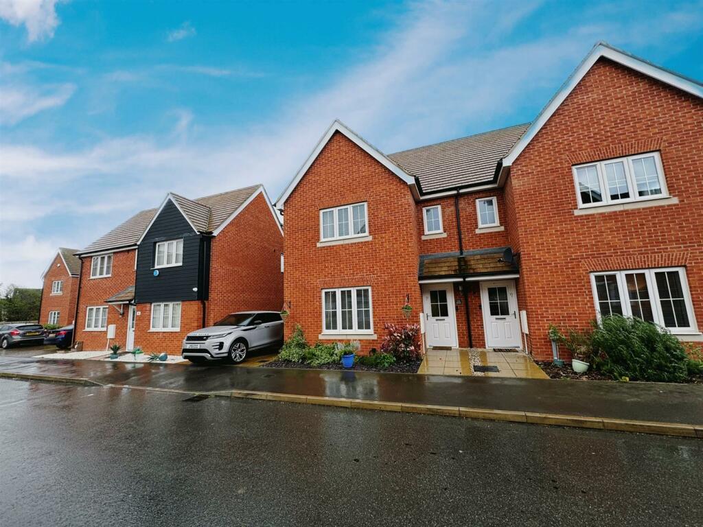 3 bedroom semi-detached house for sale in Foxglove Avenue, Chelmsford, CM1