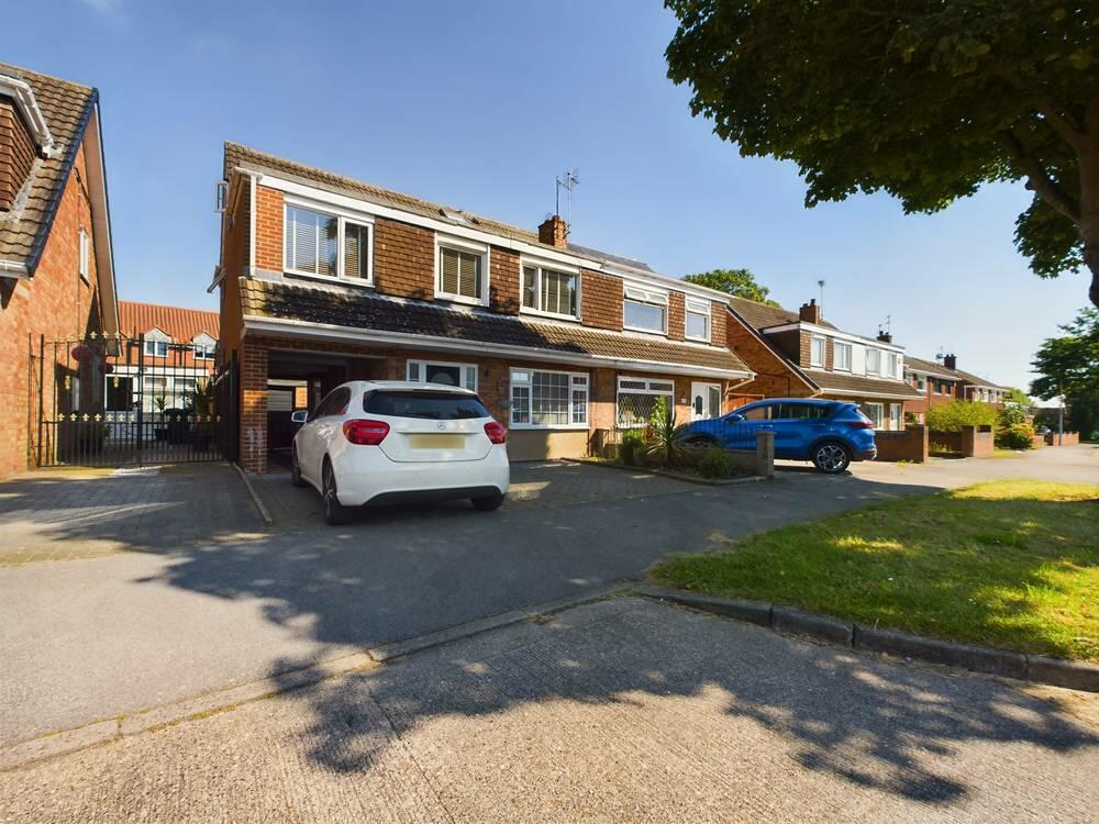 4 bedroom semidetached house for sale in Highfield Close, Suttonon