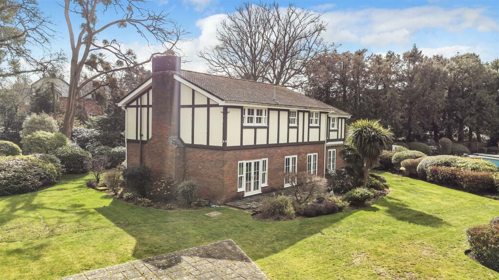 4 bedroom detached house for sale in Woodside Road, Ferndown, BH22