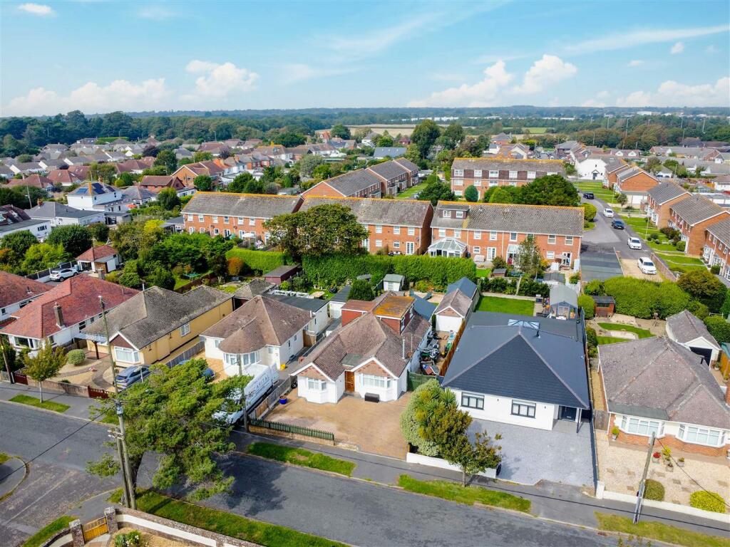 4 bedroom bungalow for sale in Seacroft Avenue, Barton on Sea, New