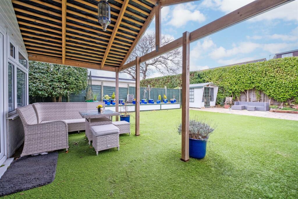 4 bedroom bungalow for sale in Seacroft Avenue, Barton on Sea, New