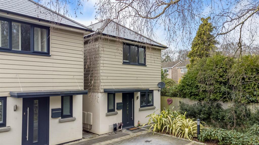 3 bedroom detached house for sale in Fabricus Gardens, Broadstone, BH18