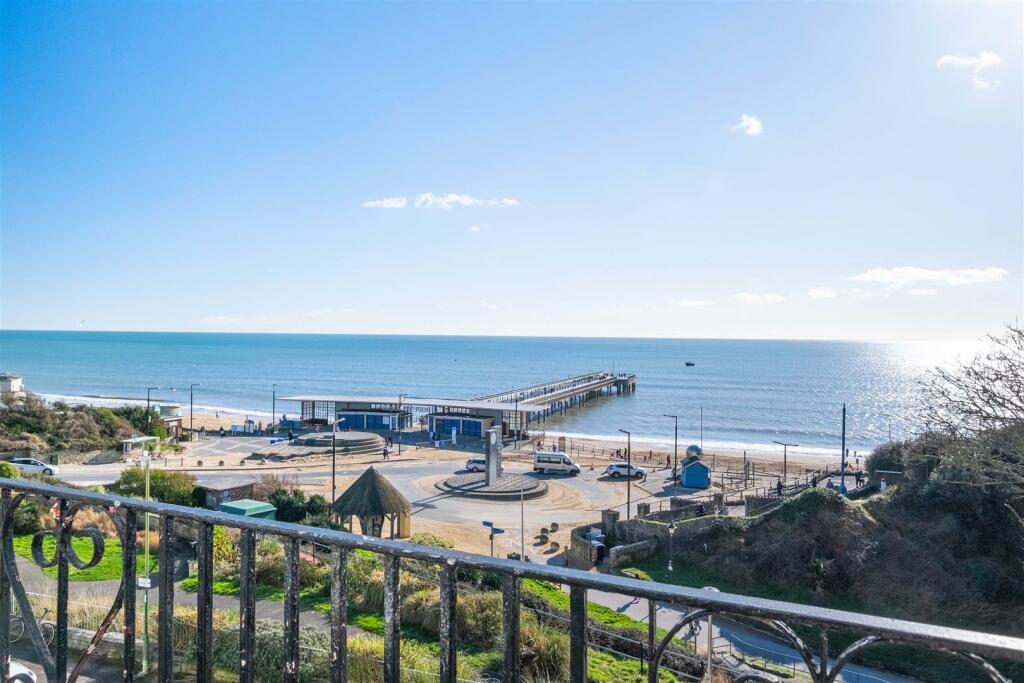 2 bedroom flat for sale in Undercliff Road, Spa. Bournemouth, BH5