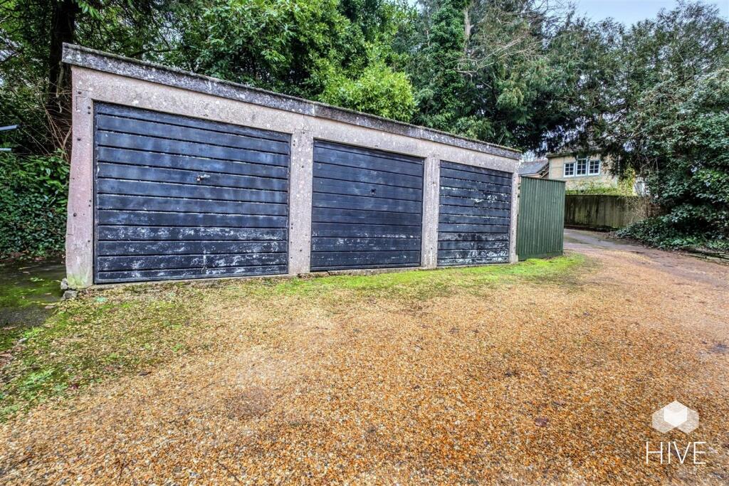 Additional property image - Giddy Lake, Wimborne