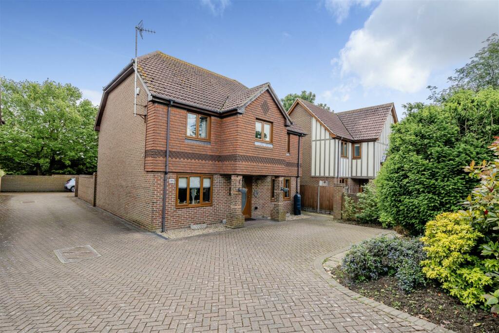 4 bedroom detached house for sale in Ramsgate Road, Broadstairs, CT10