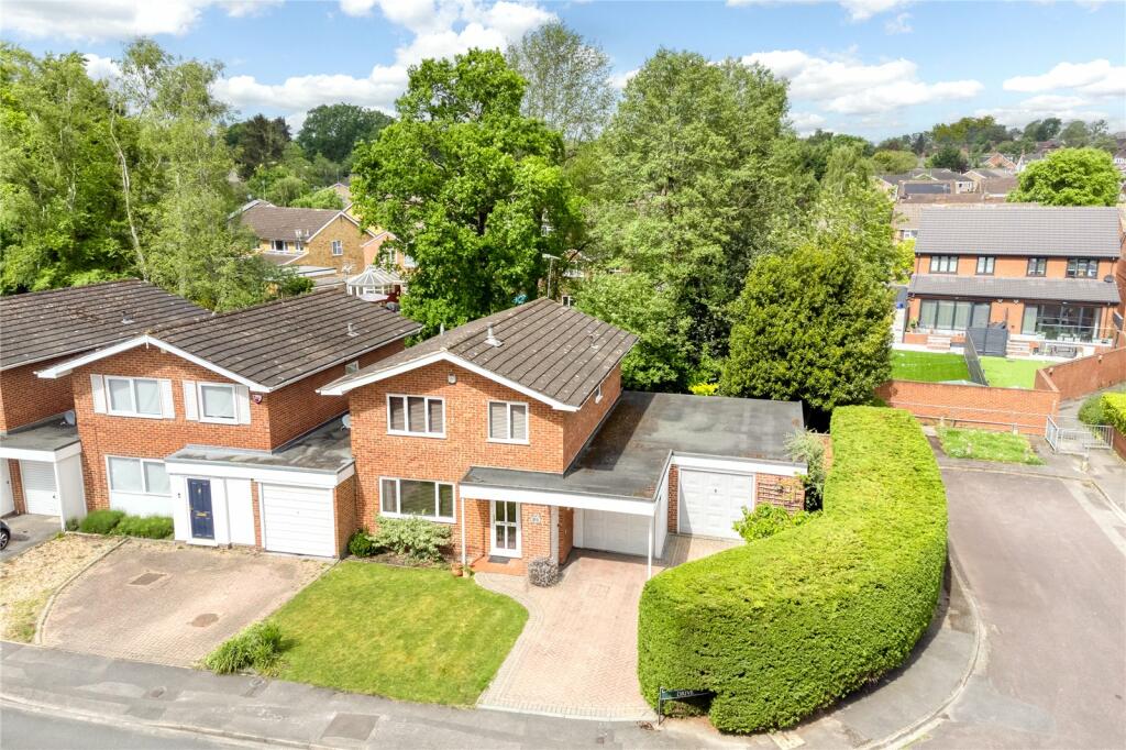 4 bedroom detached house for sale in Gainsborough Drive, Ascot