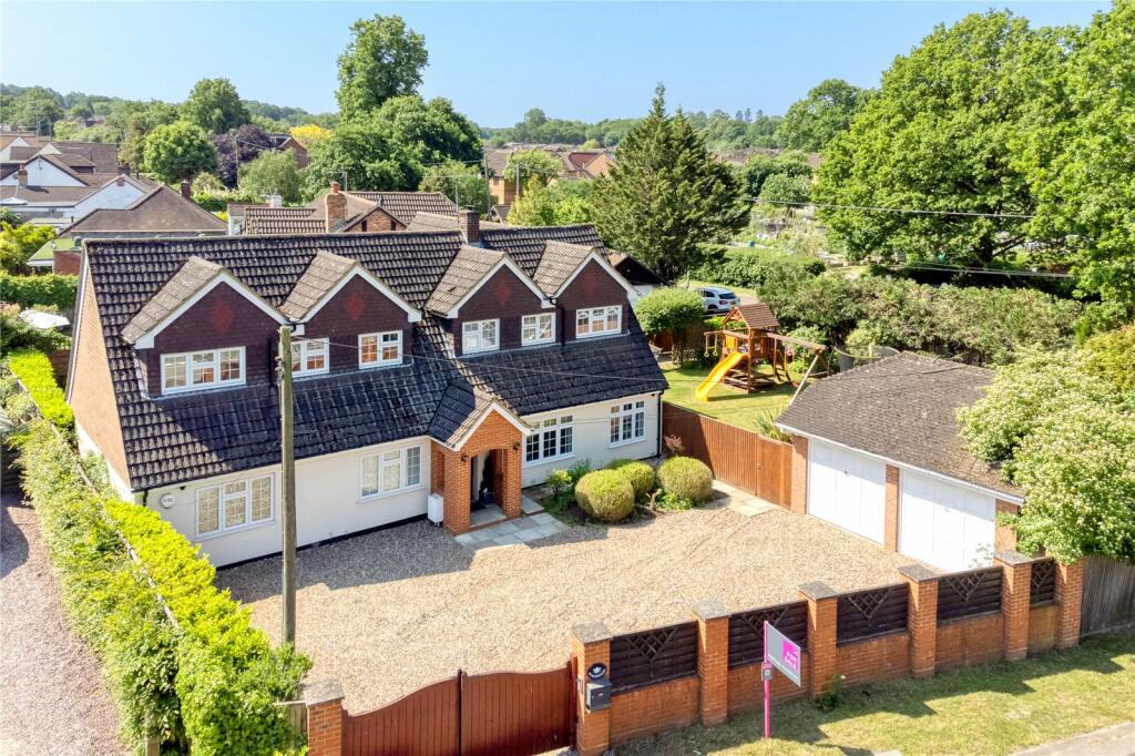 4 bedroom detached house for sale in Forest Road, Winkfield Row
