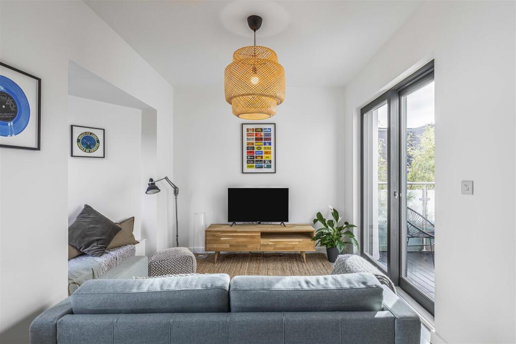 Main image of property: Last Unit, Park Apartments, Tooting CR4