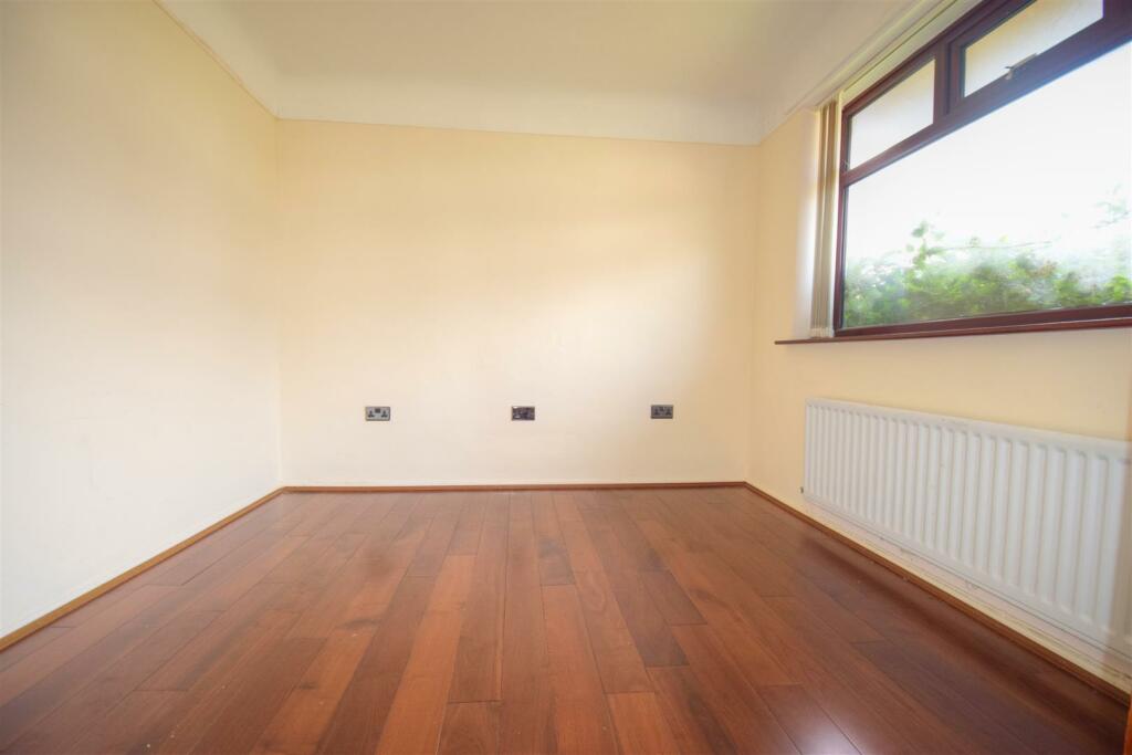 3 bedroom semidetached house for sale in Wakefield Drive, Moreton