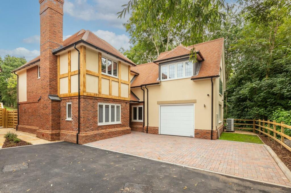 4 bedroom detached house for sale in Bothwell Gate, Shipston Road