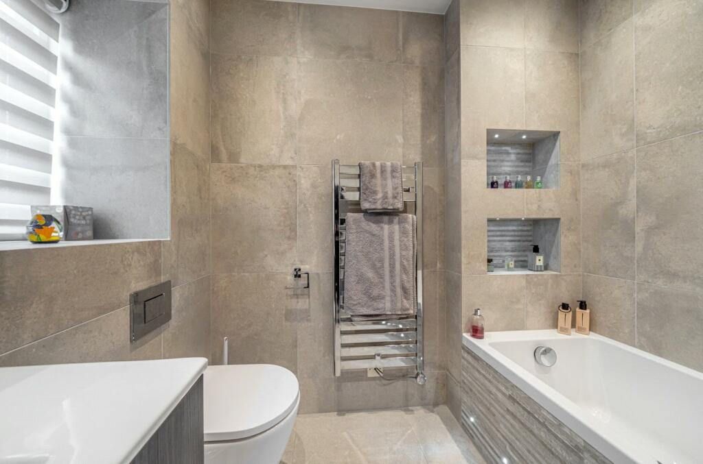 2 bedroom apartment for sale in Thornbury Square, Highgate, N6