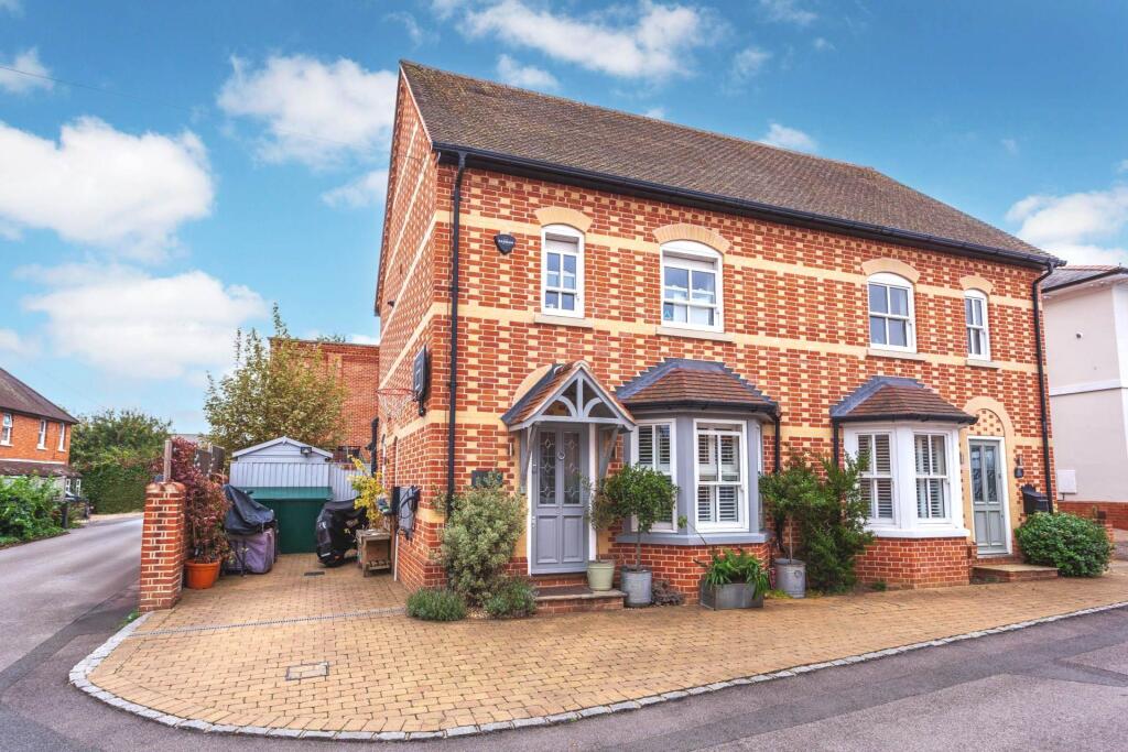 Main image of property: Farm Road, Henley-on-Thames, South Oxfordshire