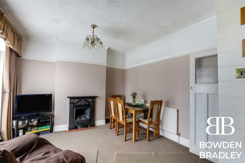 3 bedroom terraced house for sale in Fremantle Road, Barkingside, IG6