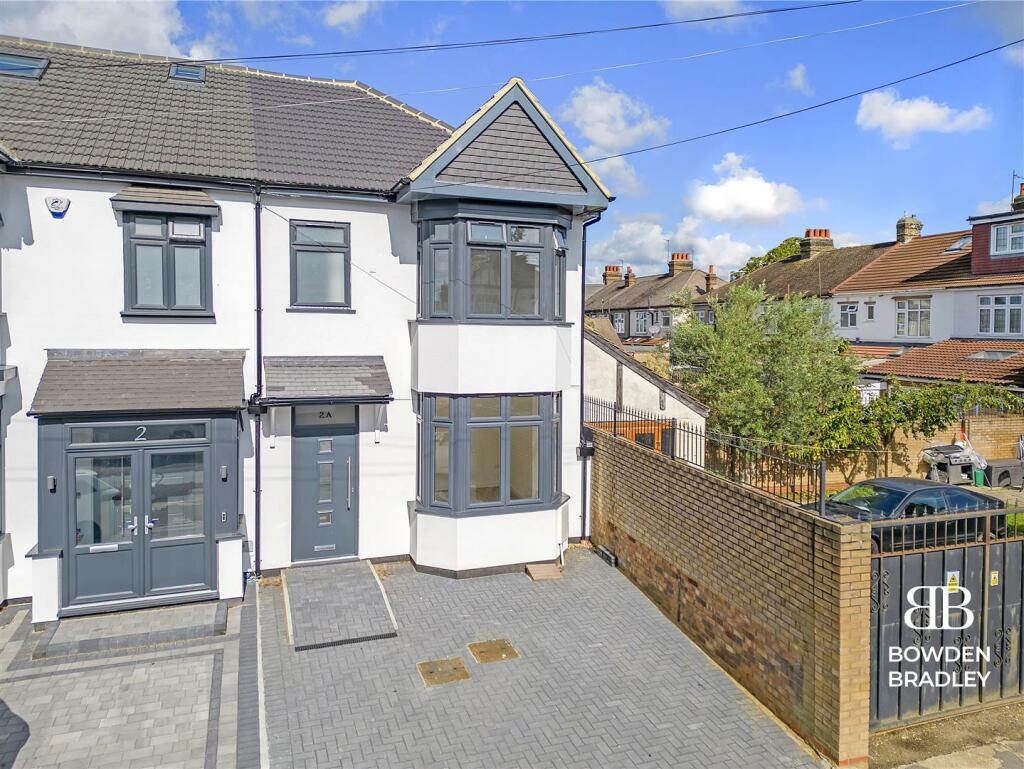 3 bedroom end of terrace house for sale in Wanstead Lane, Ilford, IG1