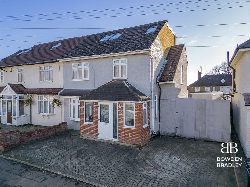 4 bedroom semidetached house for sale in Brocket Way, Chigwell, IG7