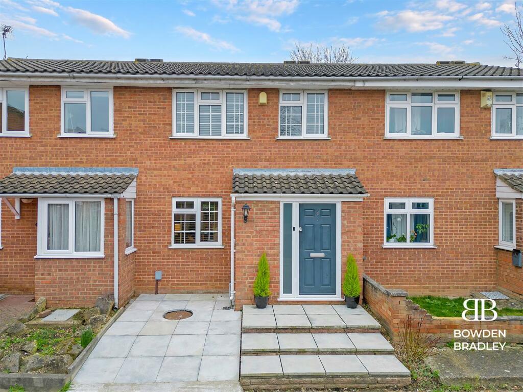 3 bedroom terraced house for sale in Elmswood, Chigwell, IG7