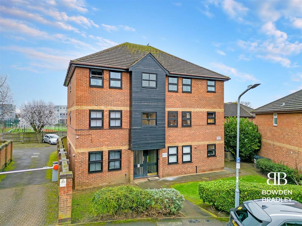 2 bedroom flat for sale in Hazelwood Park Close, Chigwell, IG7