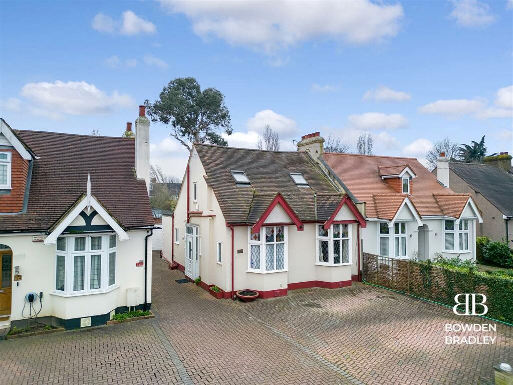 4 bedroom bungalow for sale in Levett Gardens, Goodmayes, IG3