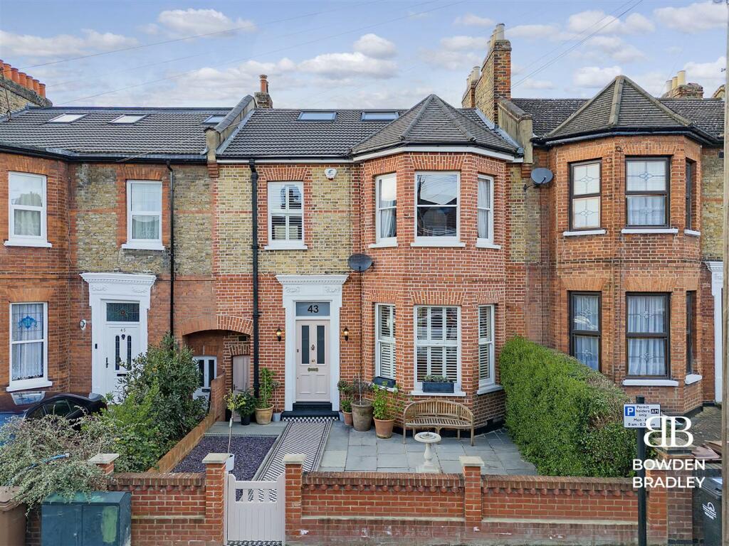 6 bedroom terraced house for sale in Forest Drive West, Upper