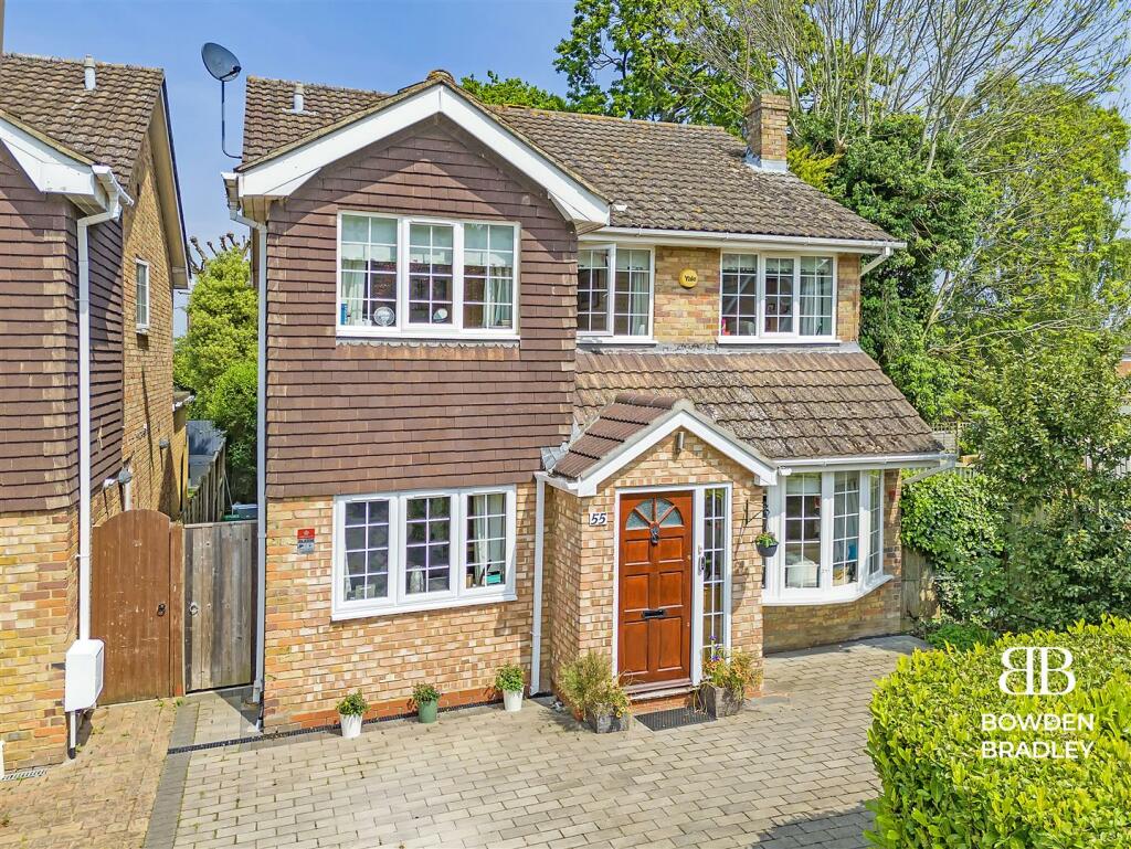 4 bedroom detached house for sale in Hillhouse Close, Billericay, CM12