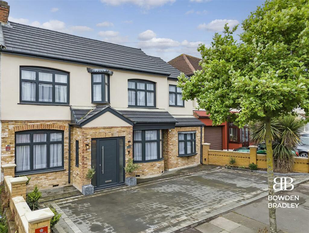 4 bedroom semidetached house for sale in Inglehurst Gardens, Redbridge