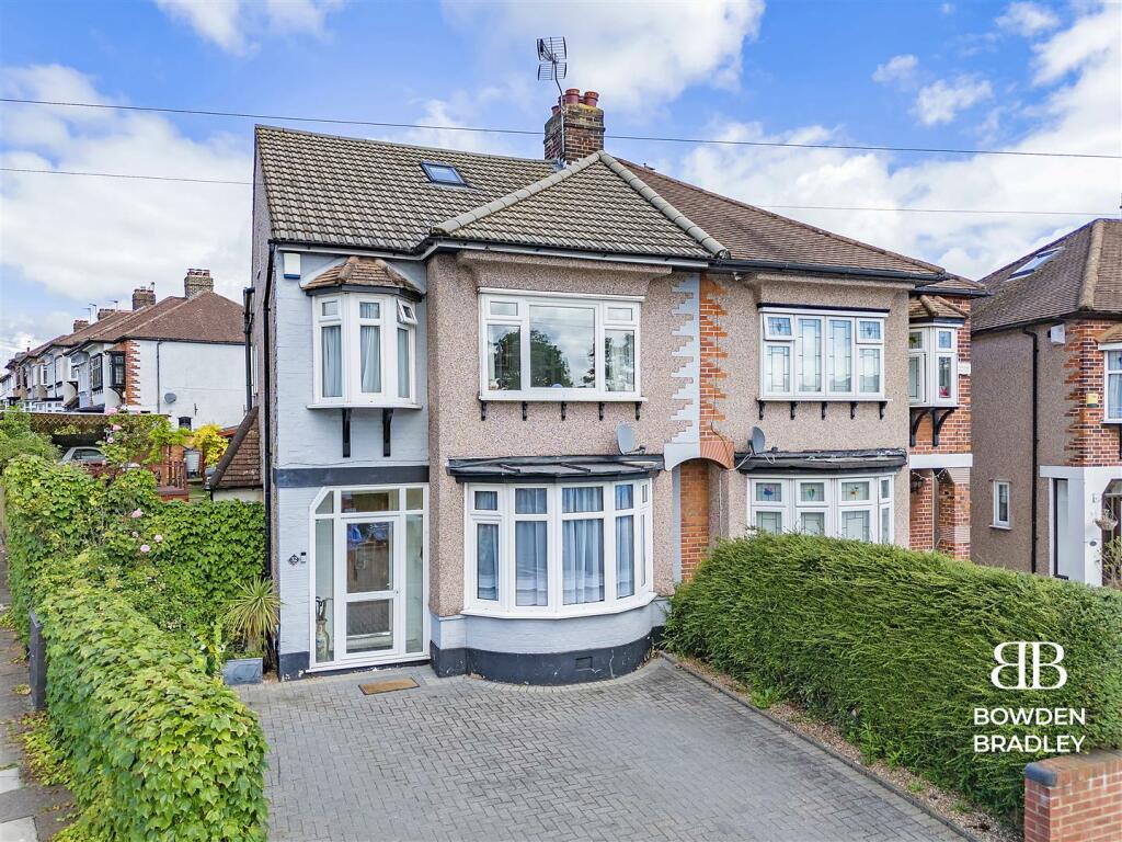 4 bedroom semidetached house for sale in Aragon Drive, Hainault, IG6