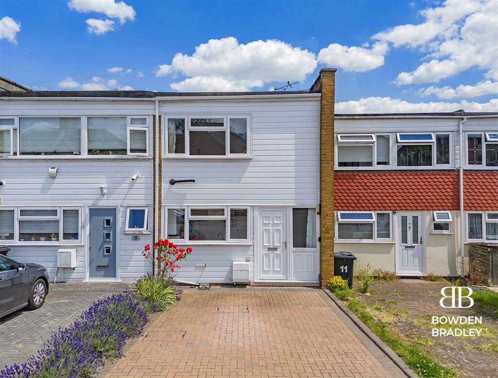 2 bedroom terraced house for sale in Long Green, Chigwell, IG7