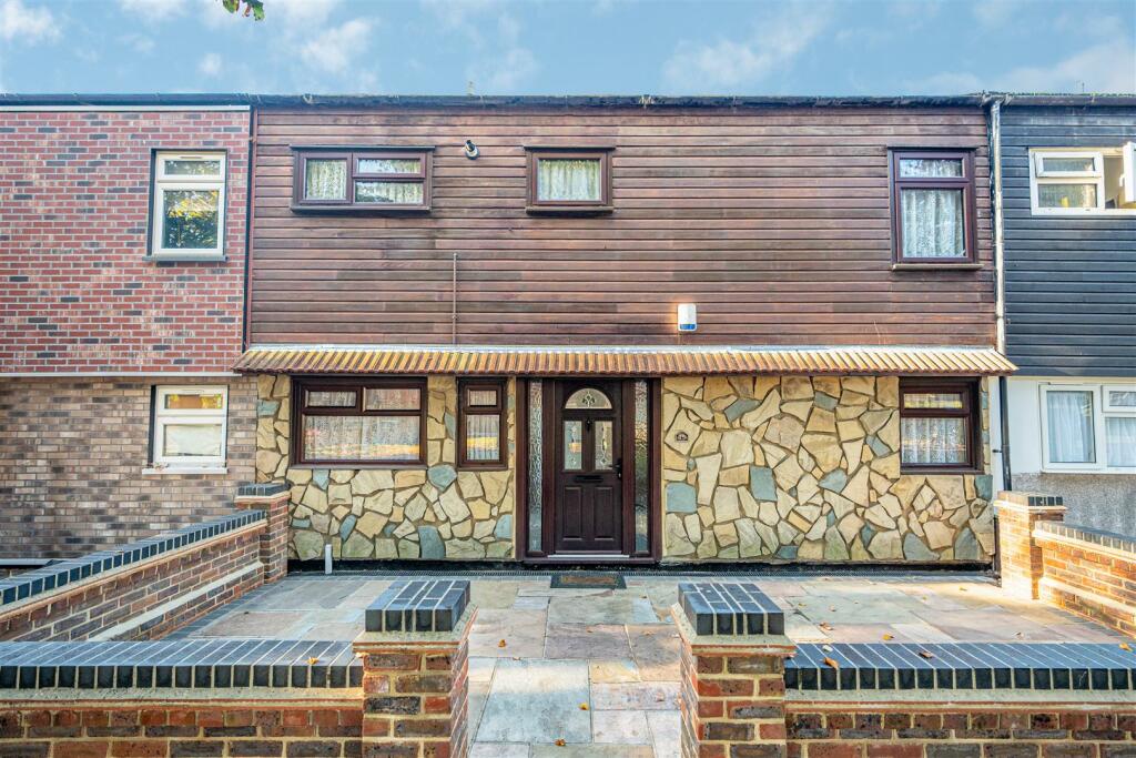 3 bedroom terraced house for sale in Yellowpine Way, Chigwell, IG7