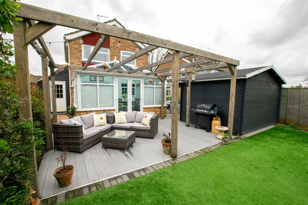 3 bedroom detached house for sale in Calder Vale, Bletchley, Milton