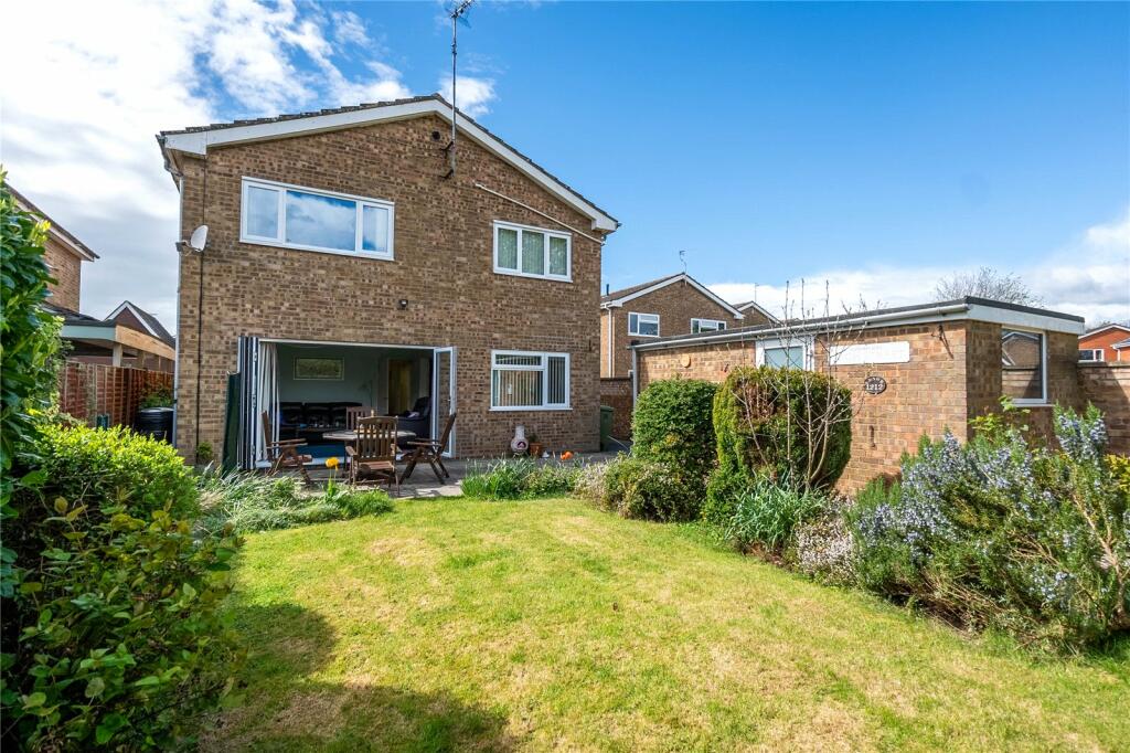 4 bedroom detached house for sale in Hoylake Close, Bletchley, MK3
