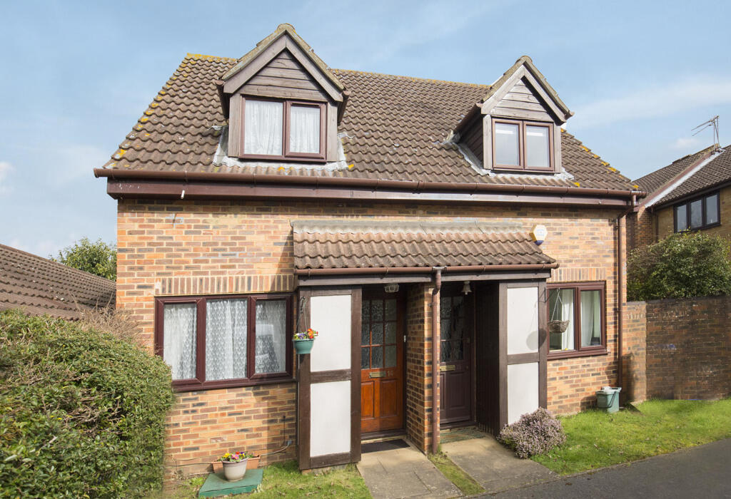 2 bedroom semidetached house for sale in Briar Walk, West Byfleet