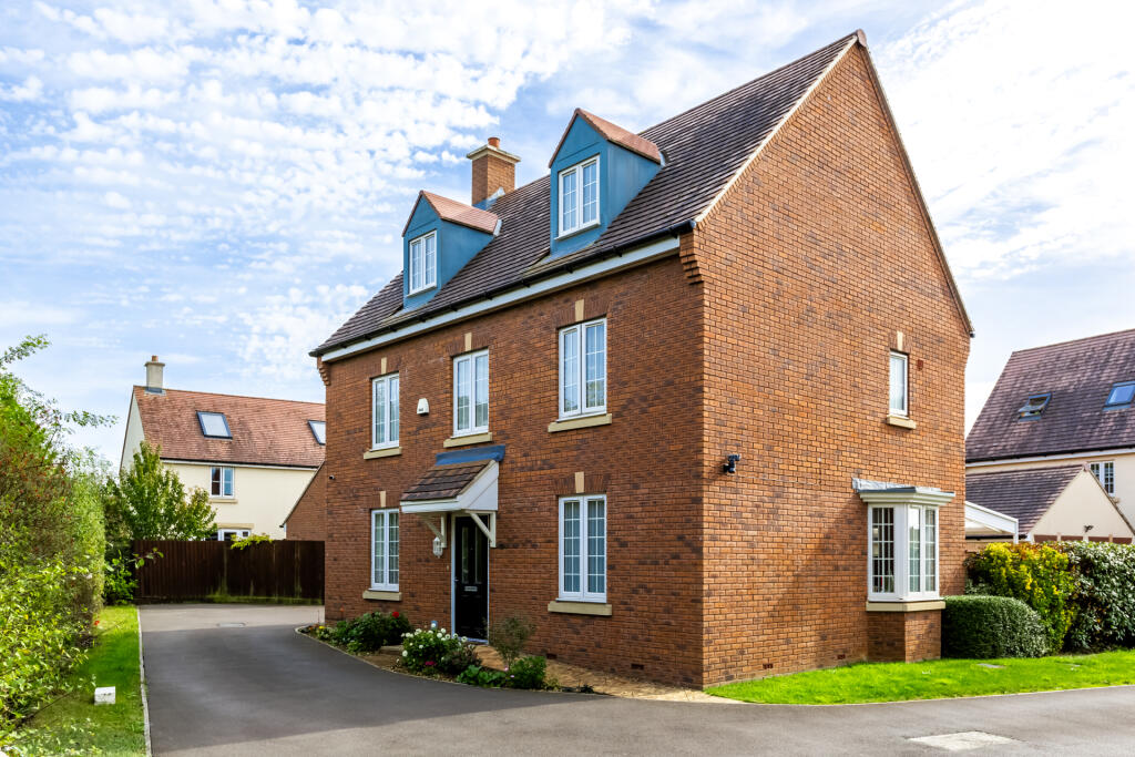 5 bedroom detached house for sale in Shorn Brook Close, Hunts Grove