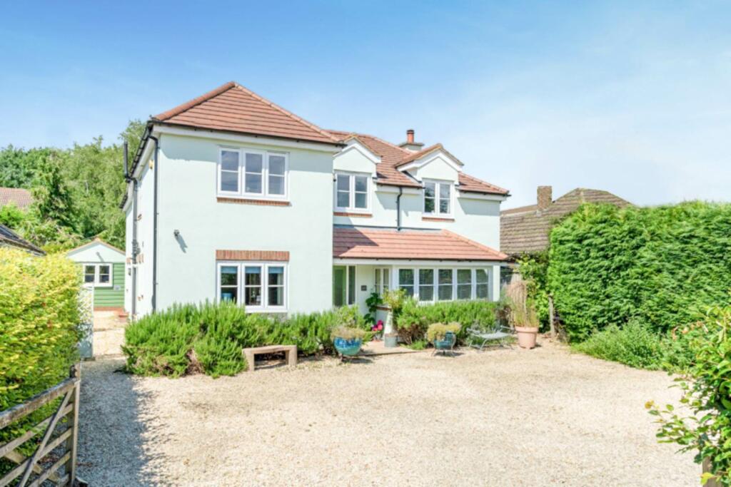 4 bedroom detached house for sale in Thame Road, Haddenham, HP17