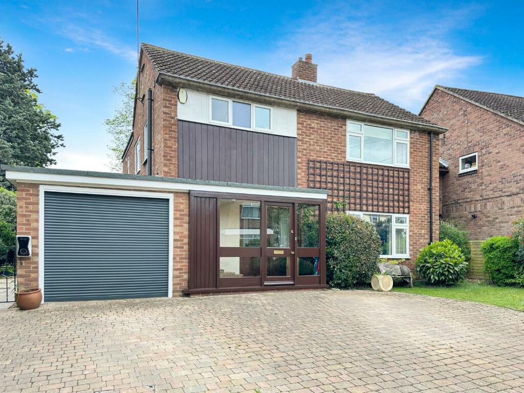 4 bedroom detached house for sale in Harding Way, Histon, Cambridge, CB24