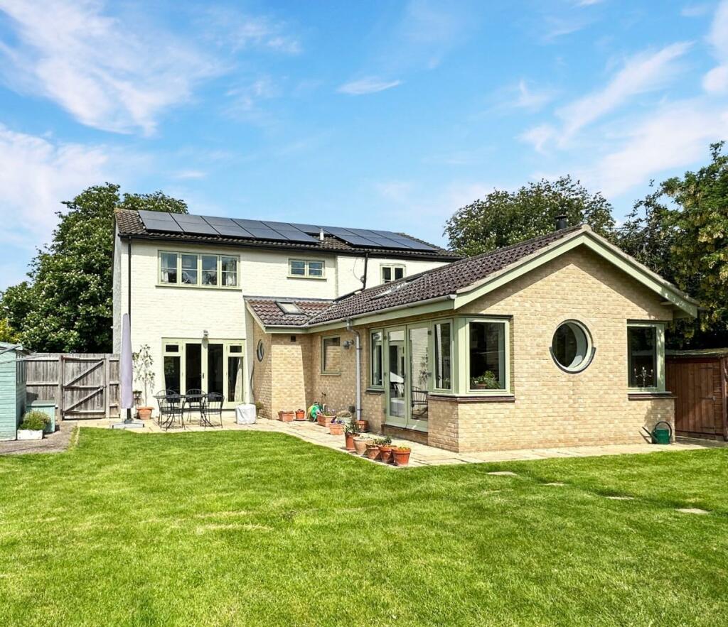 4 bedroom detached house for sale in Park Lane, Histon, Cambridge, CB24