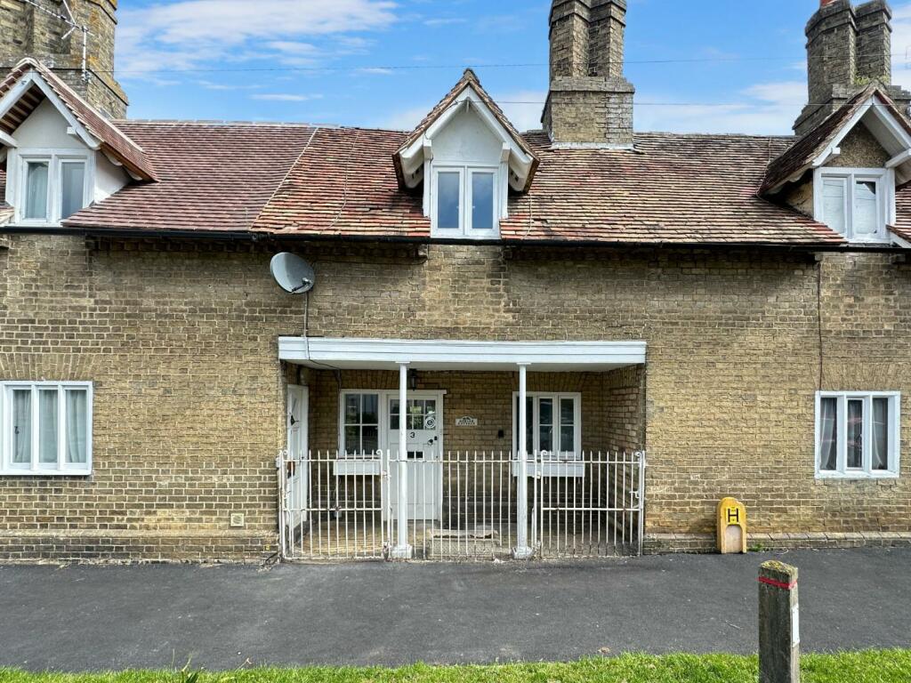 3 bedroom terraced house for sale in Cambridge Road, Girton, Cambridge, CB3