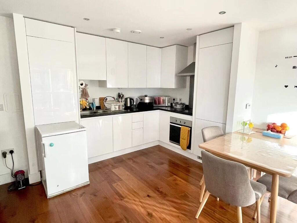 Main image of property: Lincoln Plaza, London, E14