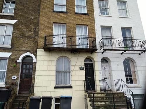 1 bedroom flat for rent in London Road, CT17