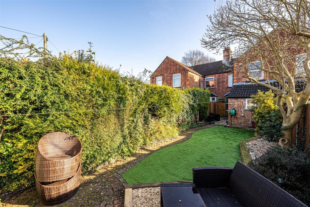 4 bedroom terraced house for sale in NN16 Kingsley Avenue, Kettering, NN16