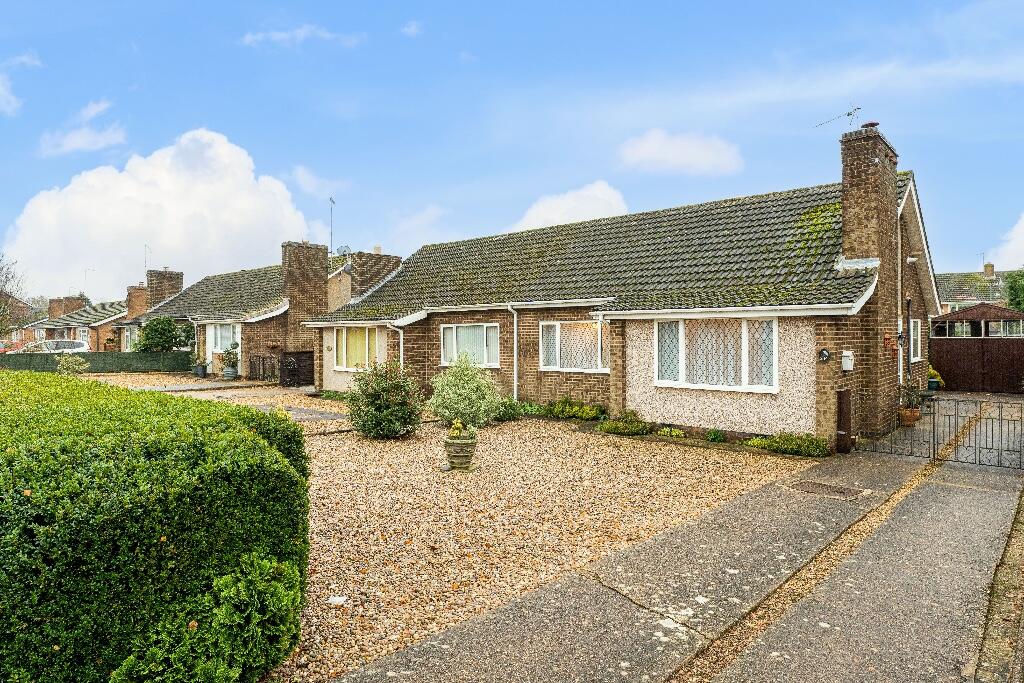 2 bedroom semidetached bungalow for sale in NN15 Deeble Road