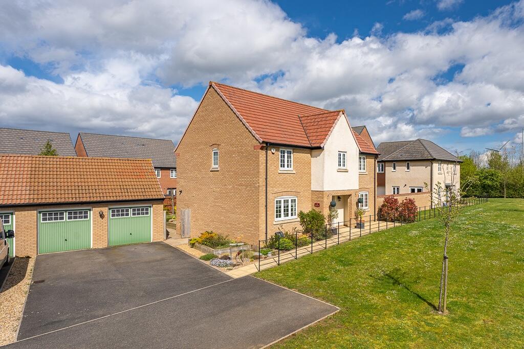 5 bedroom detached house for sale in NN15 Buckby Drive, Burton Latimer