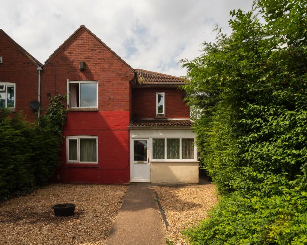 3 bedroom semidetached house for sale in Warmsworth Road, Doncaster