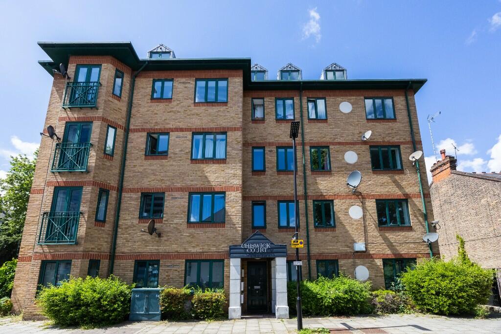 2 bedroom flat for sale in Chiswick Court, Silver Crescent, London, W4