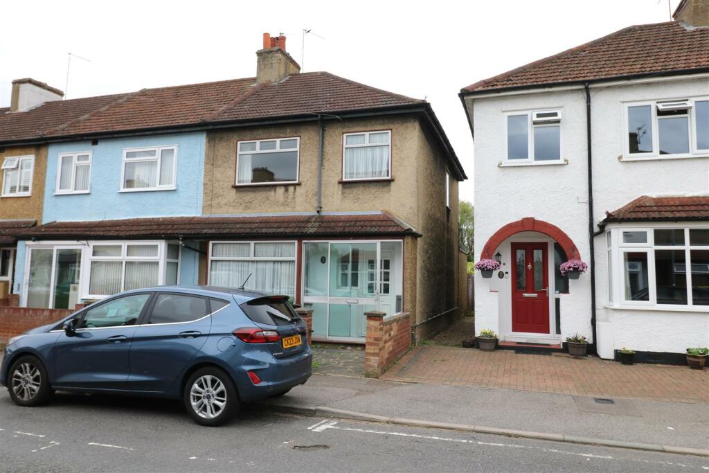 3 bedroom end of terrace house for sale in Murchison Road, Hoddesdon, EN11