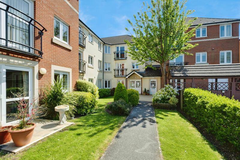 2 bedroom flat for sale in Seward Court, Highcliffe, BH23 5HD, BH23