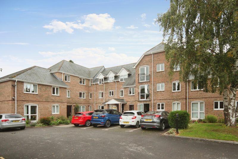 2 bedroom flat for sale in Avongrove Court, Taunton, TA1 1TL, TA1