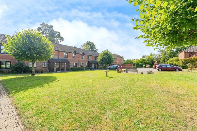 2 bedroom flat for sale in Copenhagen Walk, Crowthorne, RG45 7QU, RG45