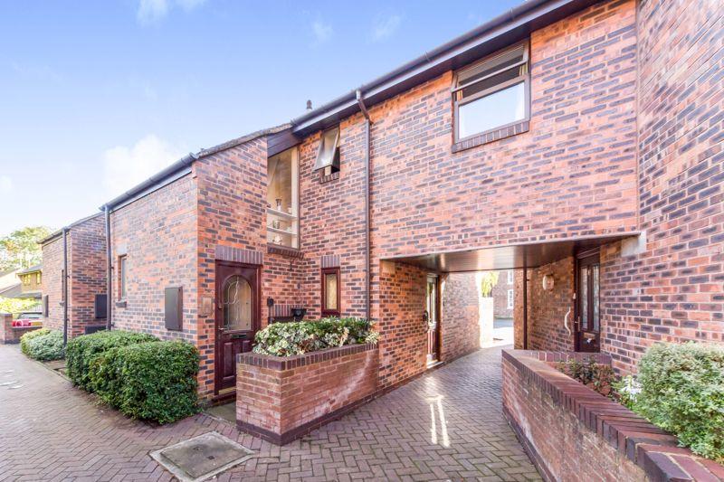 2 bedroom flat for sale in Bowling Green Court, Nantwich, CW5 5SW, CW5