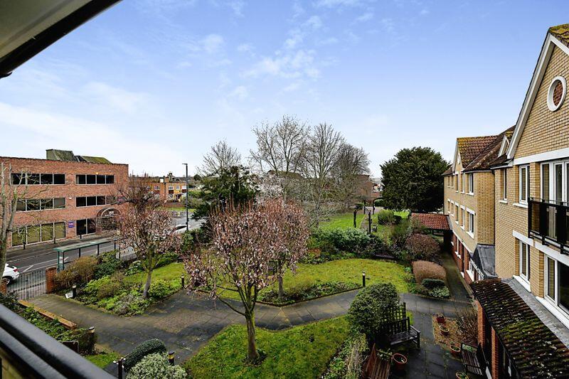 1 bedroom flat for sale in Edwards Court, Cheshunt, EN8 8SA, EN8